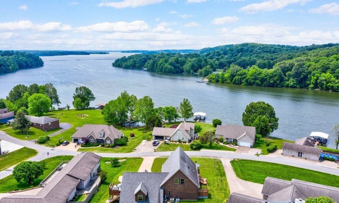 Eddyville Cottage | "My Happy Place"- Hot Tub & Lake Views