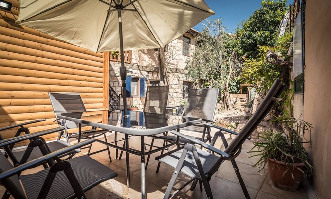 Artists Colony Bed & Breakfast | Myrtle the Turtle patio unit
