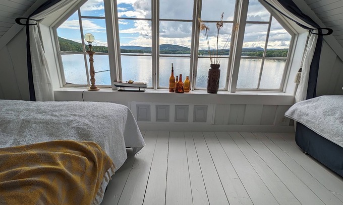 Nasviken House | Mysig stuga med härlig utsikt över sjö och berg. Husdjurs vänligt!