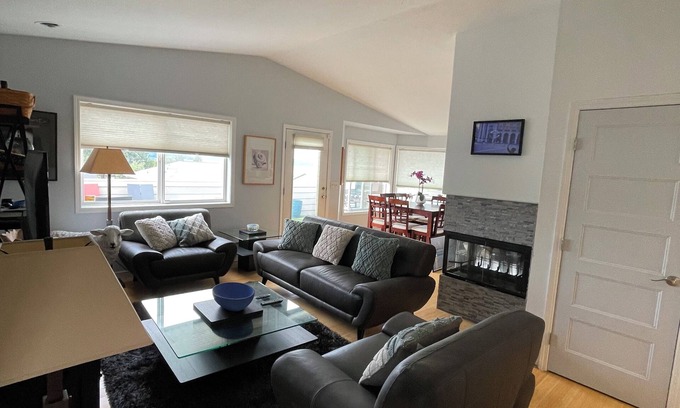 West End House | N TacomaPt Ruston 2bd. 2bath retreat w/EV charger, A/C & relaxing water views