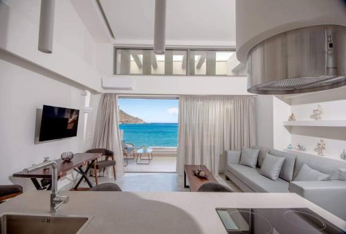 Plaka Apartment | Nama Sea Side Suites