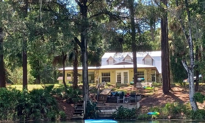 Dunnellon House | Nanas Rainbow riverhouse with waterfront close to headsprings