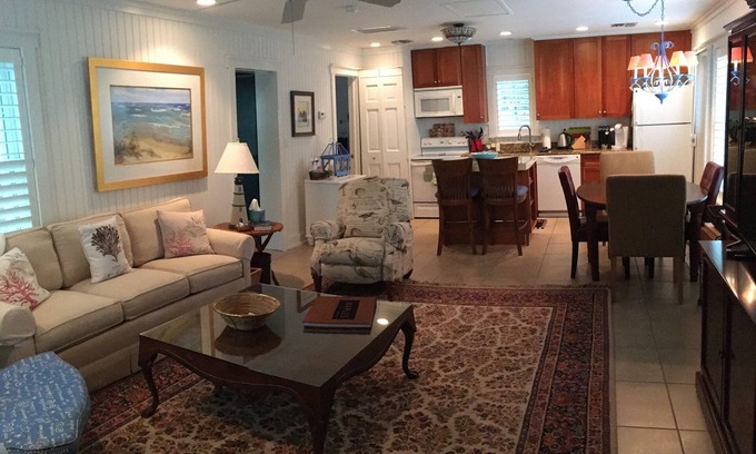 Old Naples Cottage | Naples Historic Home - 1 Bedroom Guest House-steps from beach, quiet setting