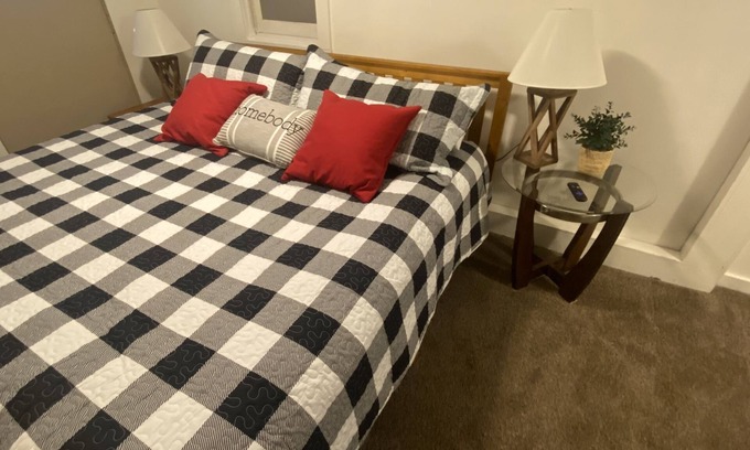 Bowling Green House | Napoleaon's Cozy Cottage