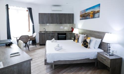 Paceville House | Napoli Suites Studios Aparthotel