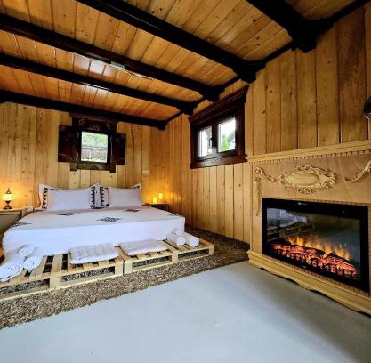 Curtea De Arges House | Nature Bungalow In the Family Garden - 5 min to City Center, Lake Access, Close to Lidl and Stunning Pool