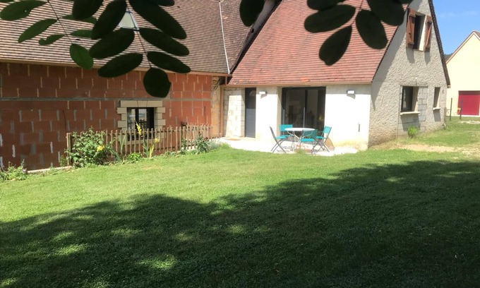 Saint-Leon-sur-Vezere Bed & Breakfast | "Nature et Douceur" and its green park within easy reach of many activities