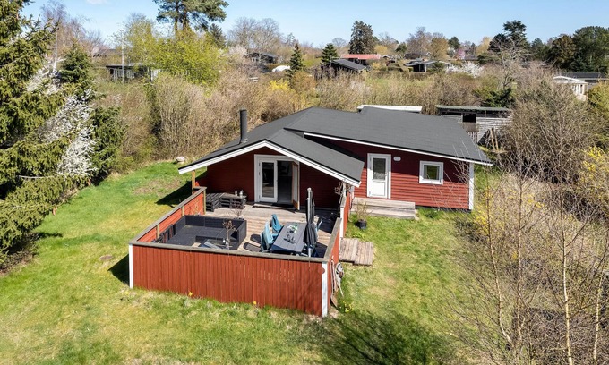 Holbaek House | Nature lovers will spend a nice vacation in this appealing cottage.