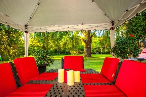 Hamilton House | Nature Oasis Bar Room