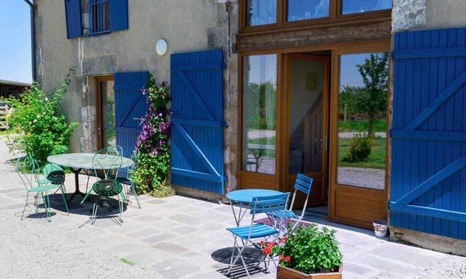 Souvigny Cottage | "Nature Retreat with Pool, Near Medieval Village, Ideal for Families and Friends"