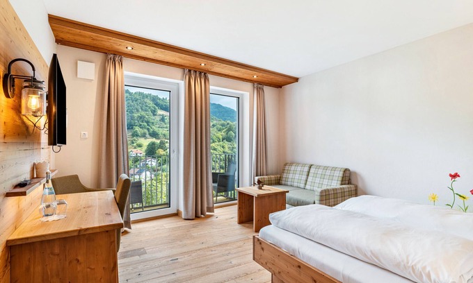 Buehlertal Apartment | Nature Room 'Flower Meadow' with Balcony, Wi-Fi and Air Conditioning