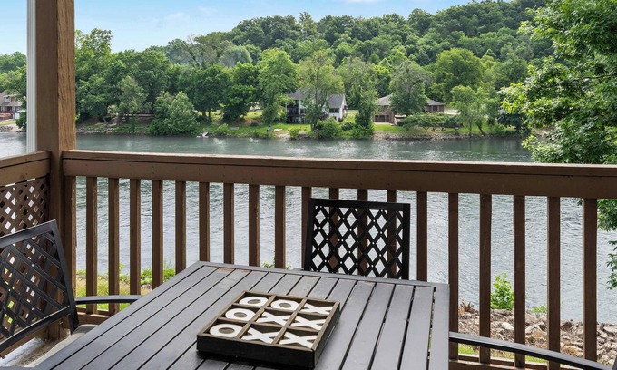 Hollister Condo | Nautical Nest on Taneycomo