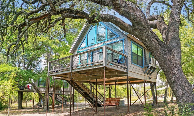 Dripping Springs Cabin | Nautical Treehouse Escape w/Queen Bed, Fire Pit, Grill & Pond Views