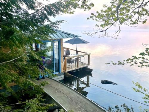 Monmouth House | Nautilus Floating Island Cabin