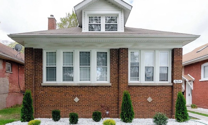 South Shore House | nCharming 2-bedroom space with AC, WiFi in amazing Chicago