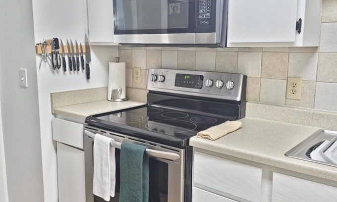 Rogers House | nCharming 3 bedroom house in Rogers . Walmart AMP. Top Golf. Trails