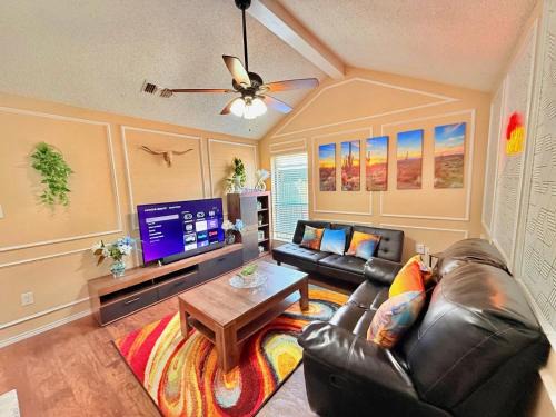West Arlington House | Near AT&T Stadium, UTA, Globe Life, Six Flags, DFW Airport, American Airlines Center with Games and Crib