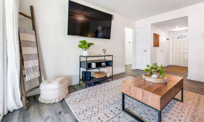 Riverside House | Near Downtown Riverside