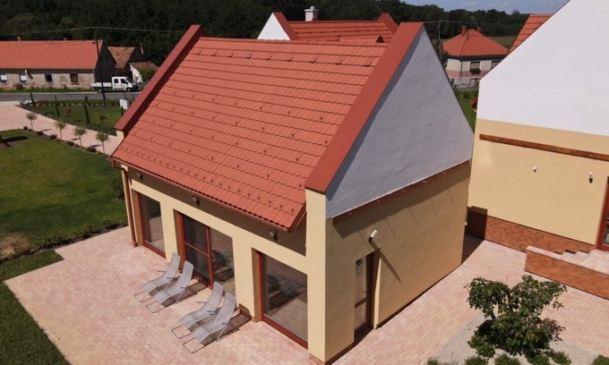 Felsoszolnok House | Near forest with saunas and fire place