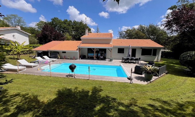 Saint-Sulpice-et-Cameyrac House | Near the Golf course, modern villa with swimming pool in a private residence