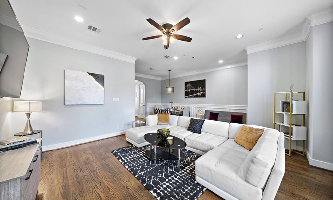 Houston Heights House | Near Heights, DT, Montrose, Washington | BBQ WiFi