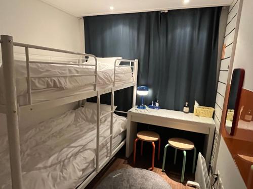 Daeheung-dong Apartment | Near Hongdae, Shinchon-Two super single beds-
