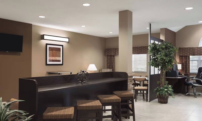 White Hall Hotel | Near I-79 for Easy Transit | 2 Budget Stays w/Free Parking