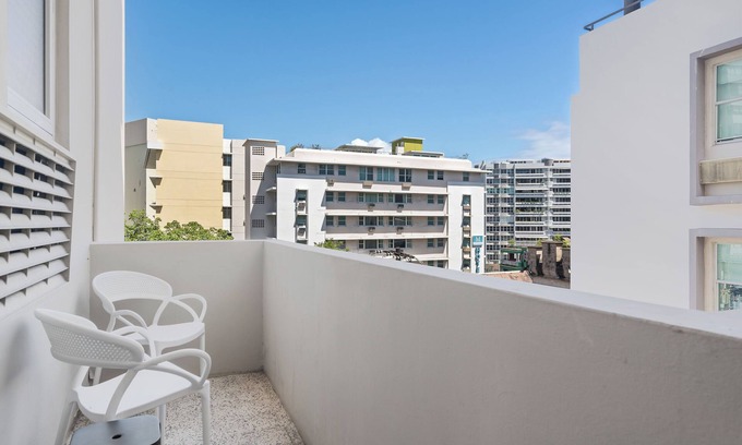 Miramar Apartment | Near La Placita | King-Sized Bed | Balcony | Free Parking | Pet Friendly | AC