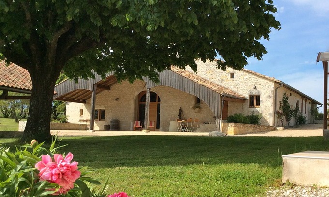 Bouniagues Cottage | Near Monbazillac charming gîte 3ha park heated swimming pool barn