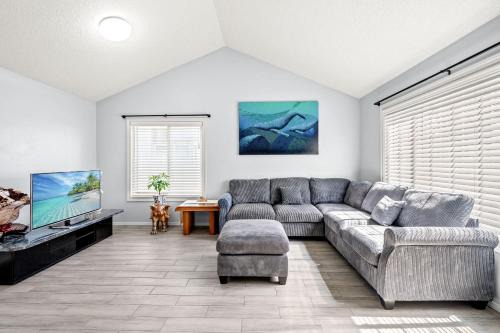 Ontario House | Near ONT Ontario Oasis Designer Home w Garden Park