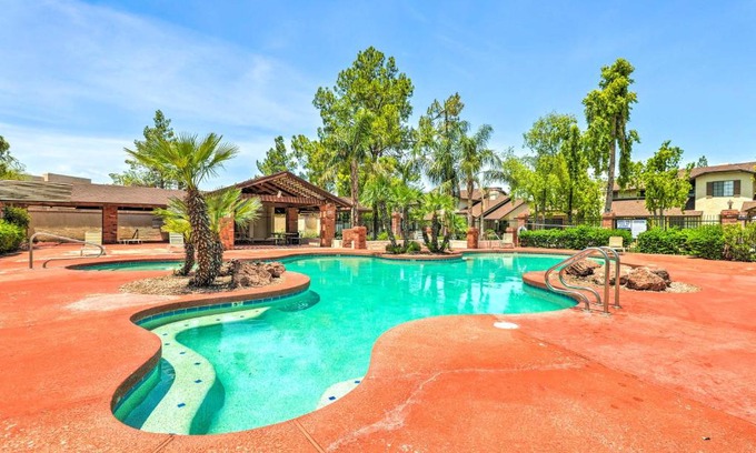 Breckenridge Townhomes House | Near Parks and Golf Gilbert Townhome with Pool Access