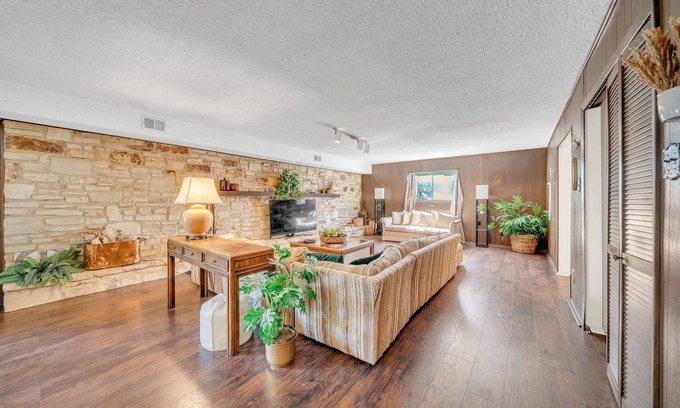 Universal City House | Near Randolph AFB | Pool | Grill | Sleeps 16