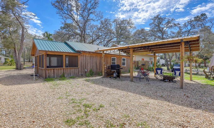 Steinhatchee Apartment | Near Steinhatchee River: Studio w/Screened Porch!
