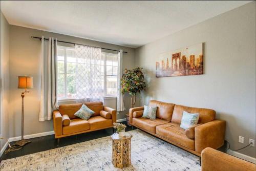 Commerce City House | Near to DIA Airport retreat And 20 Min To Downtown Denver