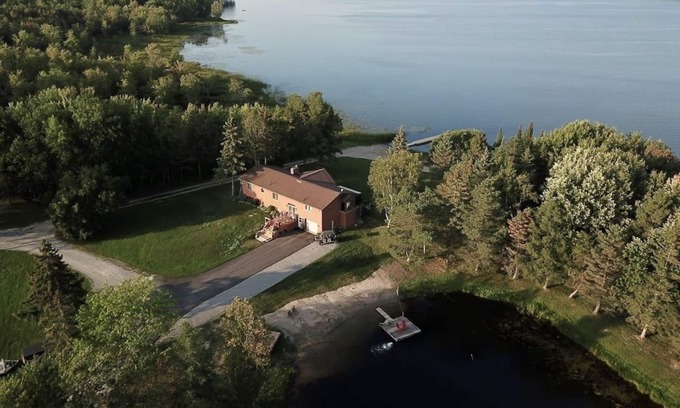 Carden Cottage | Need a summer getaway? Book NorthFork Lakehouse-the ultimate cottage destination