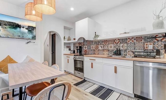 Barrie House | Neighborhood friendly stay in Barrie!