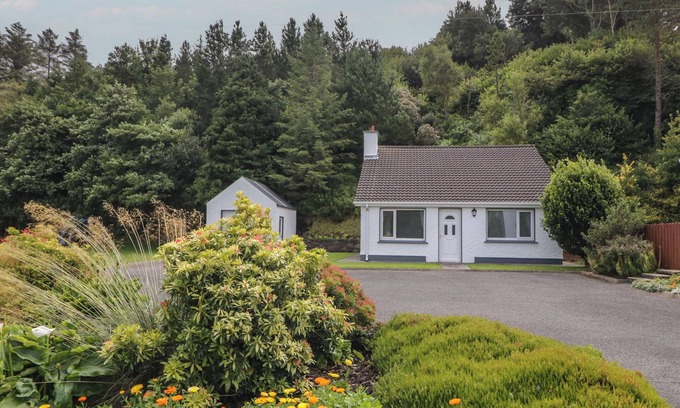 Gortahork Cottage | NELLY'S CHALET, pet friendly in Gortahork, County Donegal