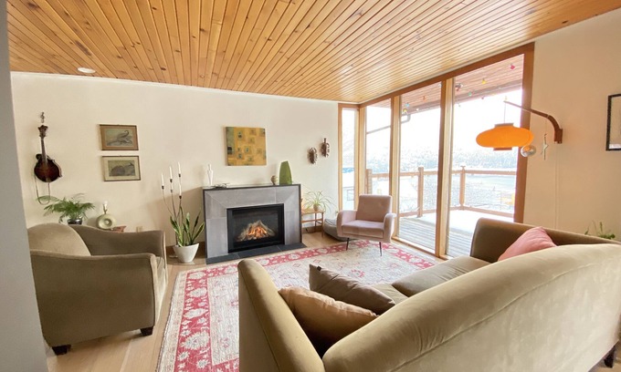 Nelson House | Nelson Lake and Mountain View