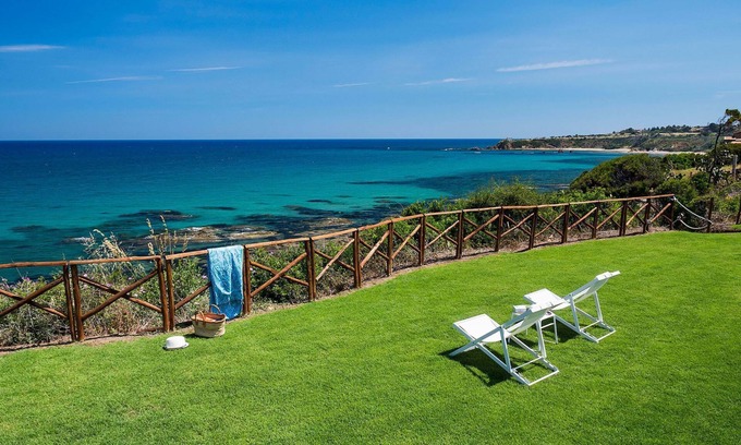Cefalu Villa | Neptune - Villa in front of the Sea for 6 People, WIFI, A/C, Garden