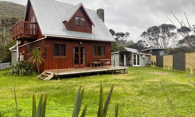 Great Barrier Island Cabin | nEscape to paradise with our exclusive holiday home . your slice of paradise!