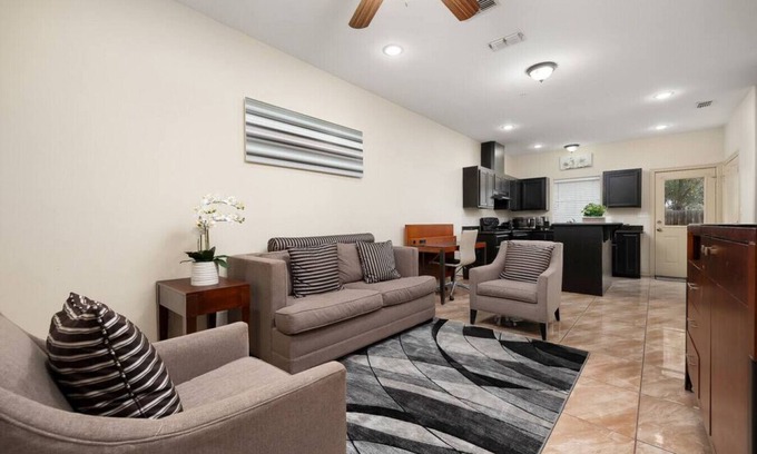 Pharr Apartment | Nest at Hummingbird 3 w King bed free parking Patio