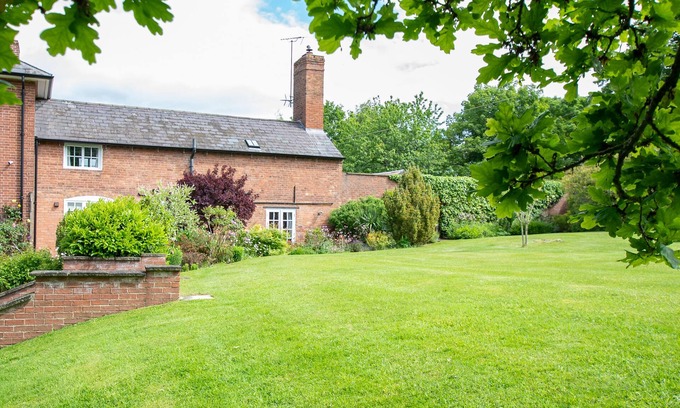 Stourport-on-Severn Cottage | NEST AT WINNALL Luxury 19thC Cottage, Peaceful Location, Walking, Child Friendly