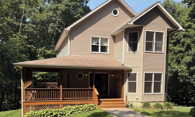 Viewtown House | Nestled Among Majestic Trees, Hilltop Hideaway is a Woodland Sanctuary