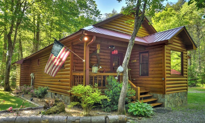 McCaysville Cabin | Nestled by the babbling creek, Creekside Hideaway warmly welcomes pets, offering a hot tub, over-sized screened porch with TV, firepit, and WiFi
