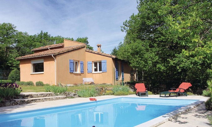 Mayres House | Nestled in a 7,000 m² green oasis with shrubs, chestnut trees, wild flowers, roses and irises, this