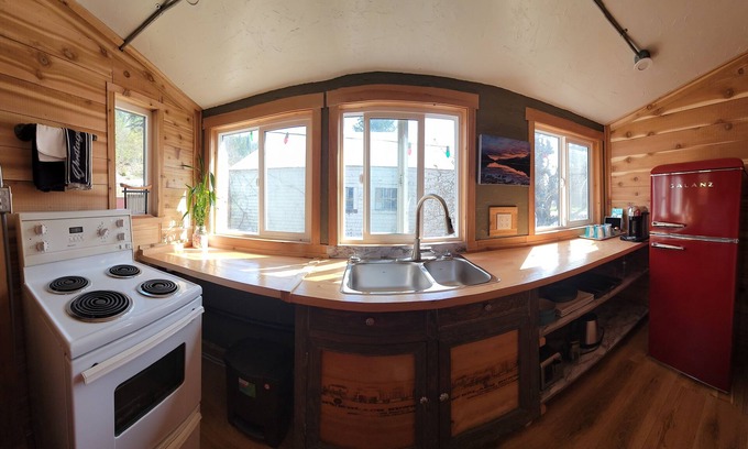 Silverton Cottage | Nestled in a quiet community with lake, hiking, and water sports just steps away