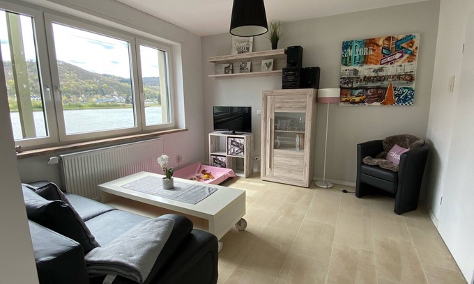 Wellmich Apartment | Neu Renovierte Moderne Wohnung am Rhein mit Garten u Burgblick