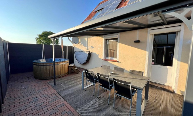 Neuborger House | Neubörger holiday flat with hot tub