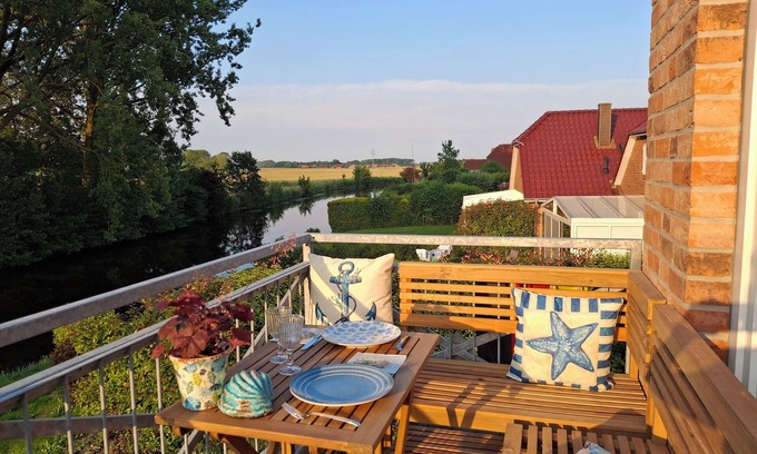 Eilsum Apartment | Neue 80qm Ferienwohnung für 4 Pers. + 2 Hunde mit Kamin, Balkon & Wasserblick