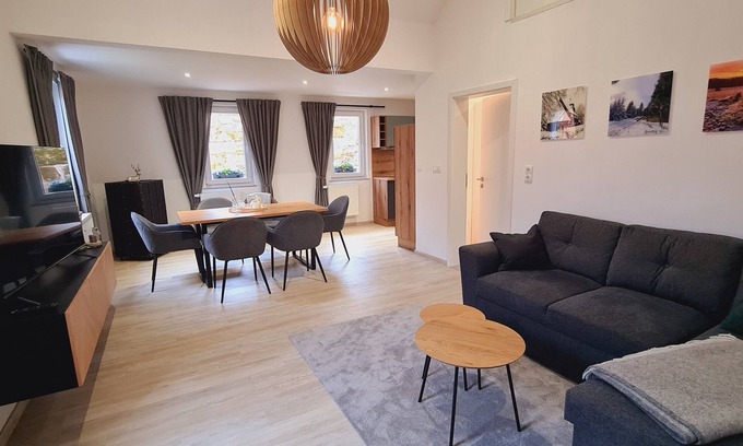 Heinrichs House | Neue, Sonnige und Gemütliche Ferienwohnung mit 2 Terrassen und 2 Schlafzimmern